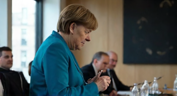 Ich bin Angela Merkel (Politikerin, 69 Jahre) und frage: Welche politischen Lösungen könnten angeboten werden?